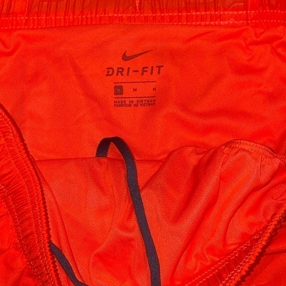 LADIES NiKe active Shorts size medium NWT - Picture 3 of 3
